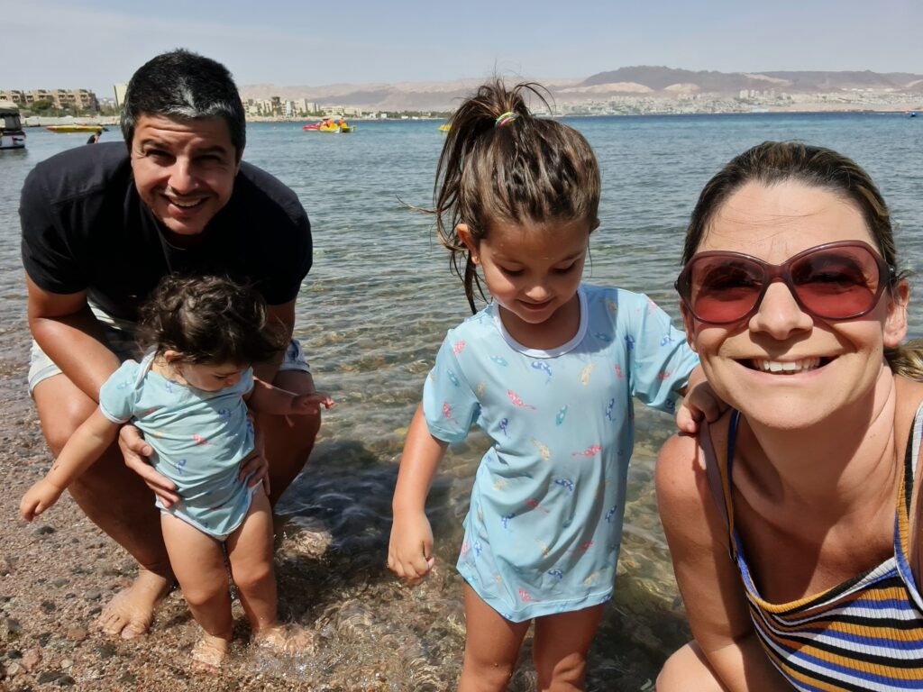 Clima da Jordânia: família na praia em Aqaba - Magu Mathia