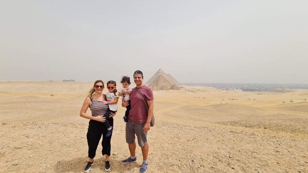 A realização de um sonho: nossa família mochileira nas Pirâmides de Gizé, no Egito