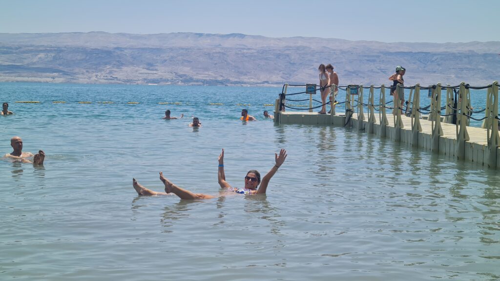 Boiando no Mar Morto