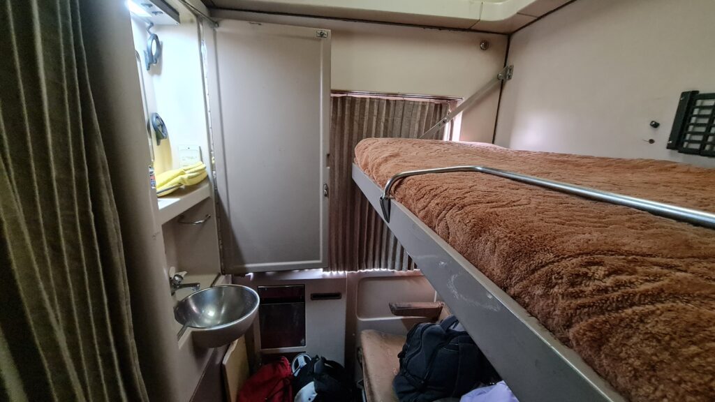 Nossa cabine no trem do Egito já no modo "camas"