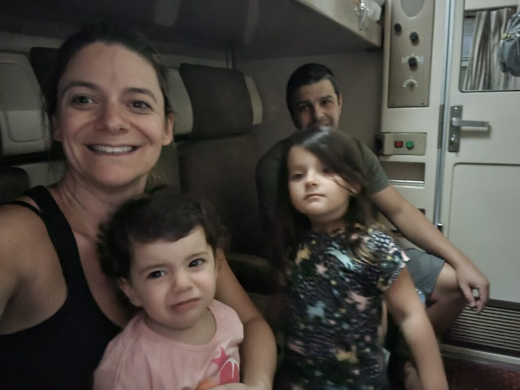 Cabine no trem do Egito: assentos antes de virarem camas