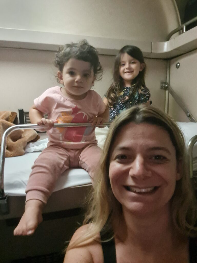 Testando as camas da nossa cabine no trem do Egito