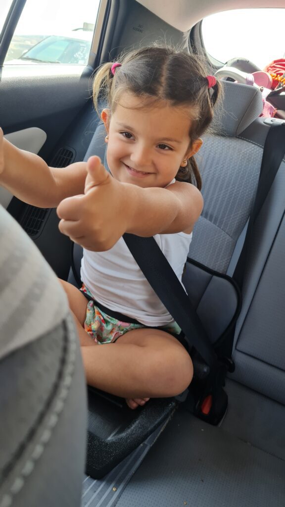 Assento de elevação que a empresa nos deu para a Nina (ainda que tivéssemos solicitado outro tipo de cadeira)