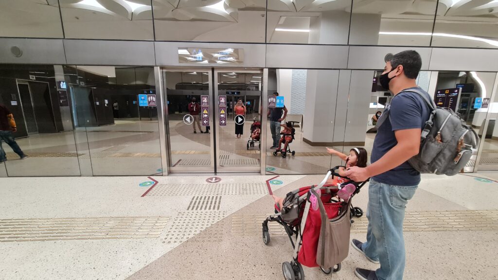 Esperando o metrô nas estações do Qatar: um luxo!