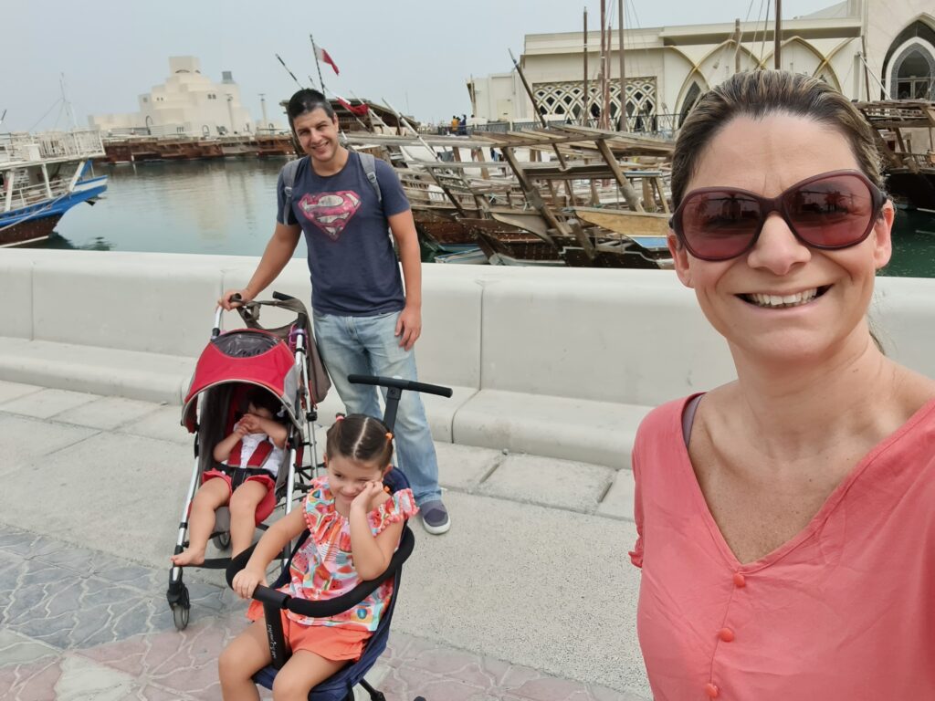 Família mochileira derretendo no calor de Doha no Qatar
