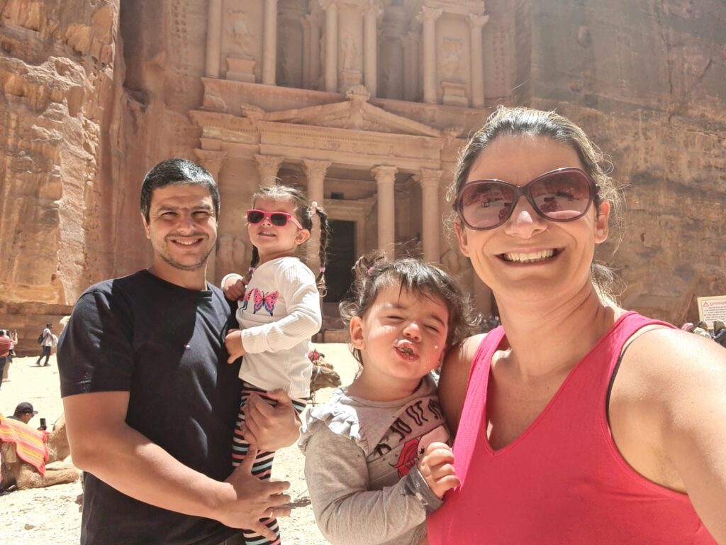 Família que mochila junto em Petra, na Jordânia, permanece junto pelo mundo todo!