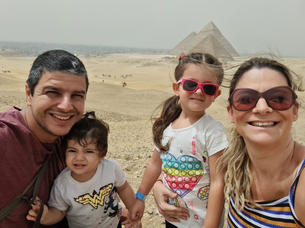 Família mochileira nas pirâmides do Egito