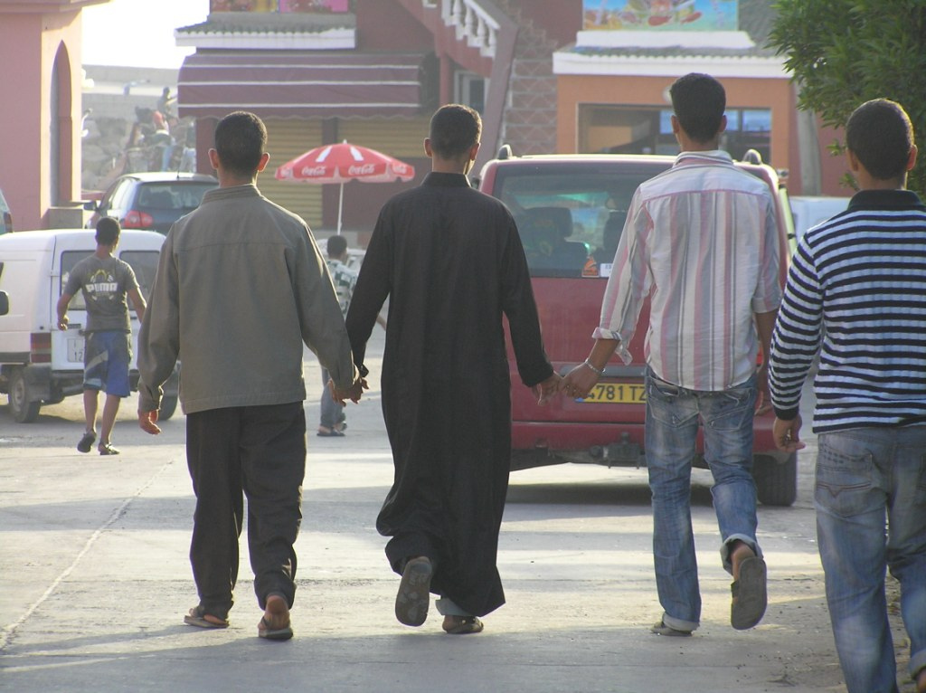 Homens egipcios dando as mãos - GMag