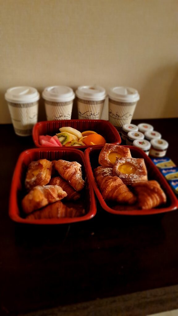 Nosso lanchinho improvisado no quarto do hotel em Doha, no Qatar