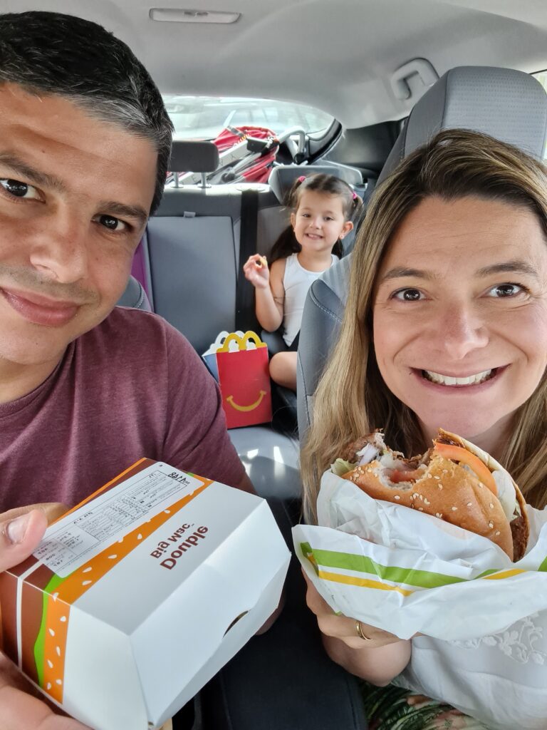 Provando os lanches kosher do McDonald's em Israel.