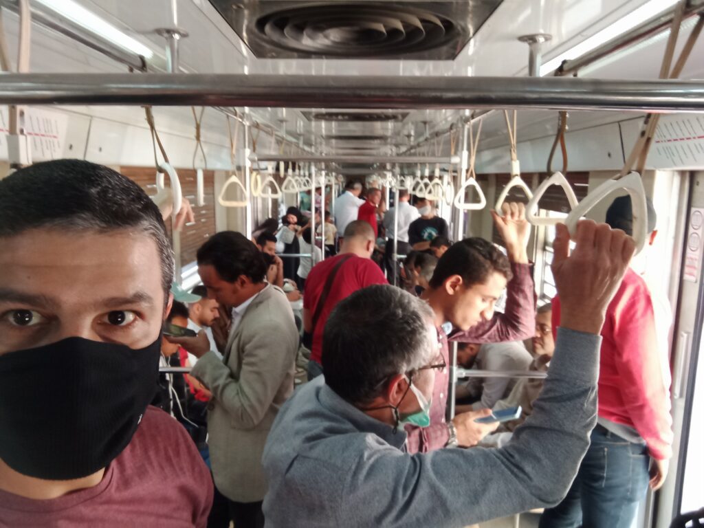 Metrô do Cairo no início da hora do rush