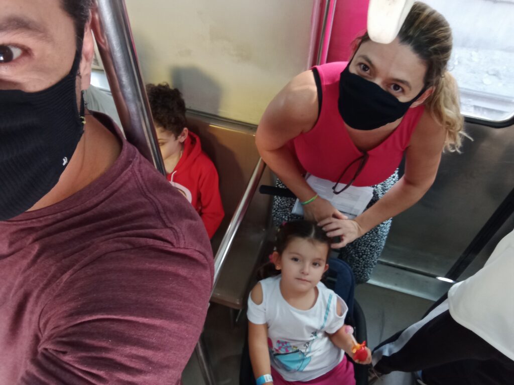 Espremidas no metrô do Cairo na hora do rush