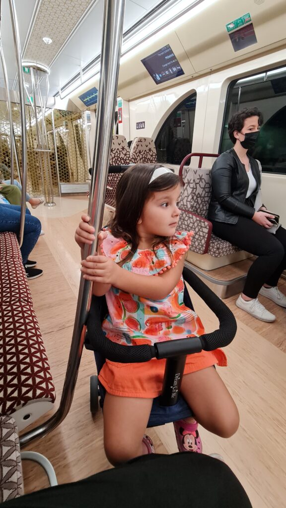 A primeira vez das mochileirinhas em um metrô: Qatar!