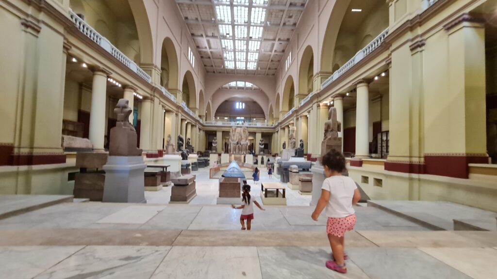 Crianças no Museu Egípcio do Cairo: temos!