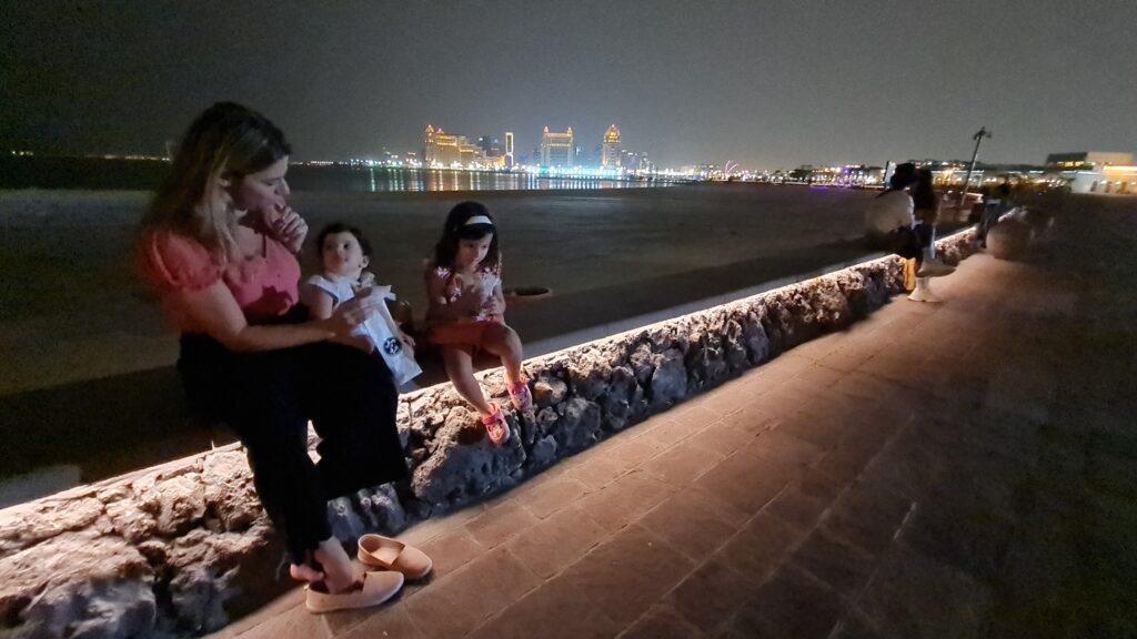 Passeio na praia de Doha à noite