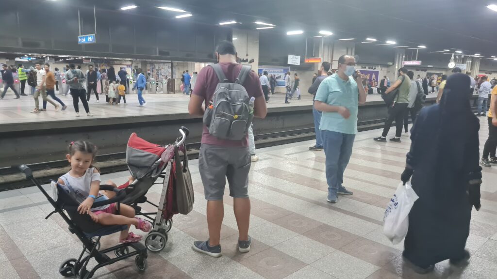 Plataforma de embarque do metrô do Cairo momentos antes da hora do rush