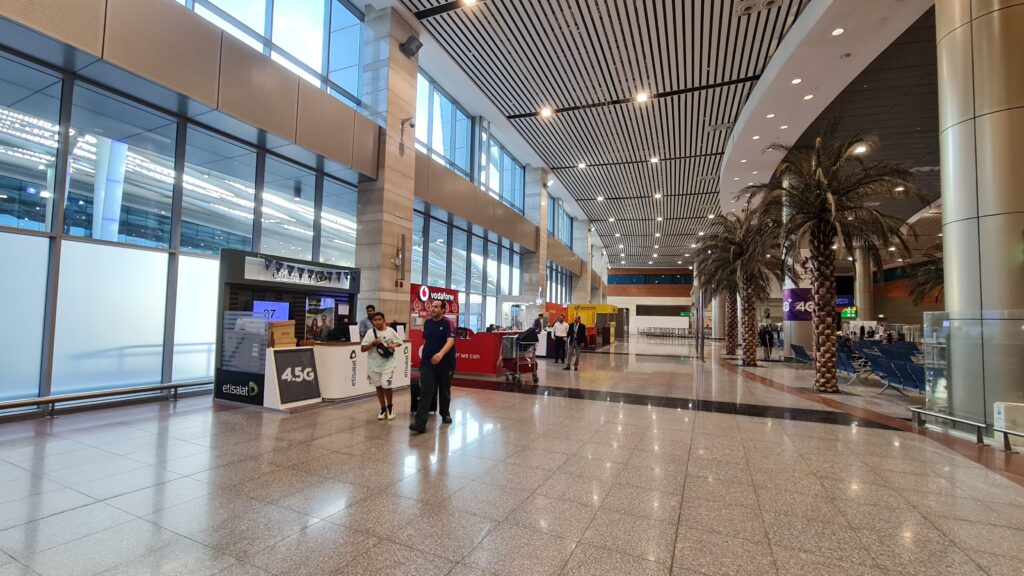 Foto que tirei dos quiosques de celular no saguão de desembarque no Aeroporto do Cairo