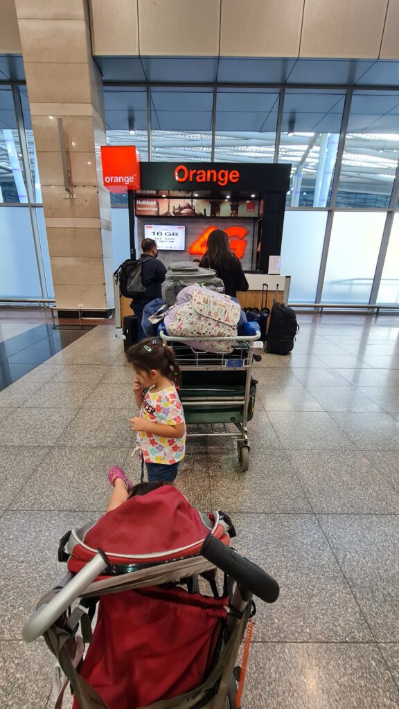 Esperando nossa vez de comprar o chip na Orange do Egito