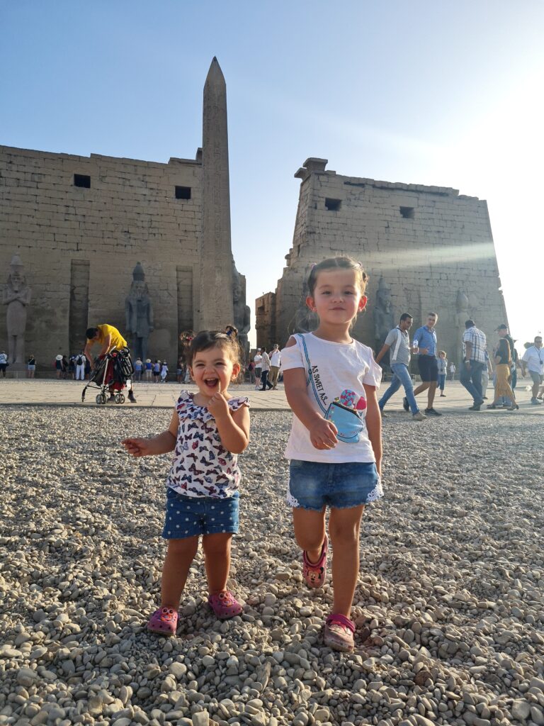 Mochileirinhas no Templo de Luxor no Egito