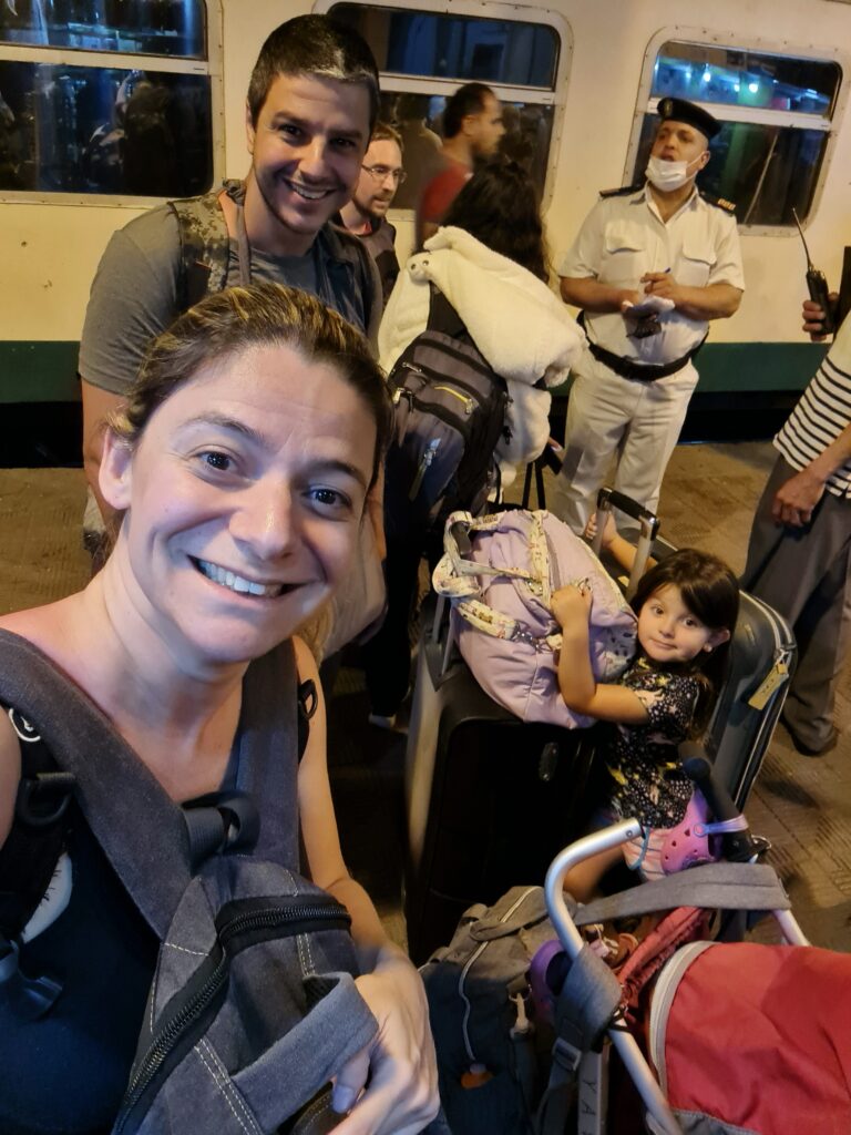 Aquele caos tipicamente egípcio na hora de embarcar (ainda mais com duas crianças)