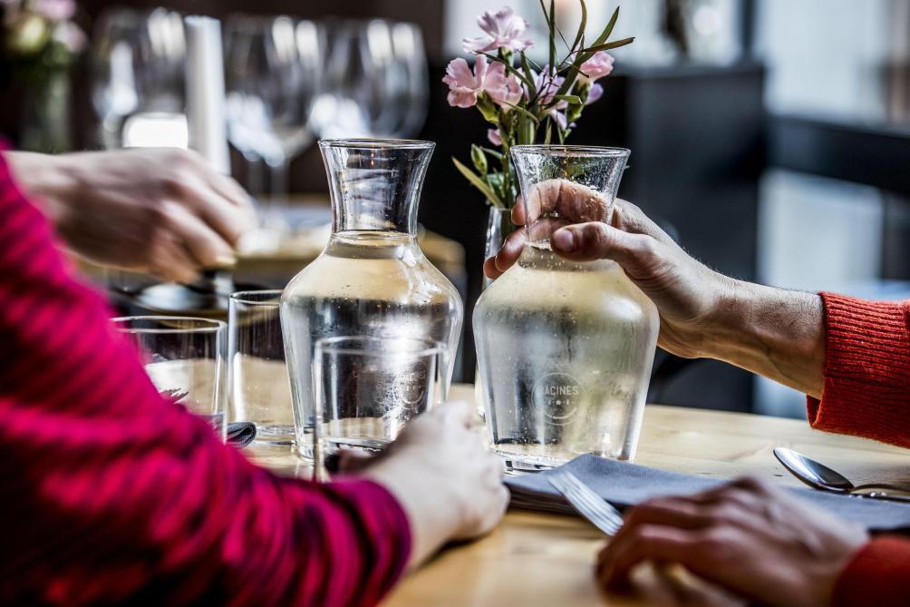 Hábitos franceses em restaurantes: garrafa de água - Le Soir