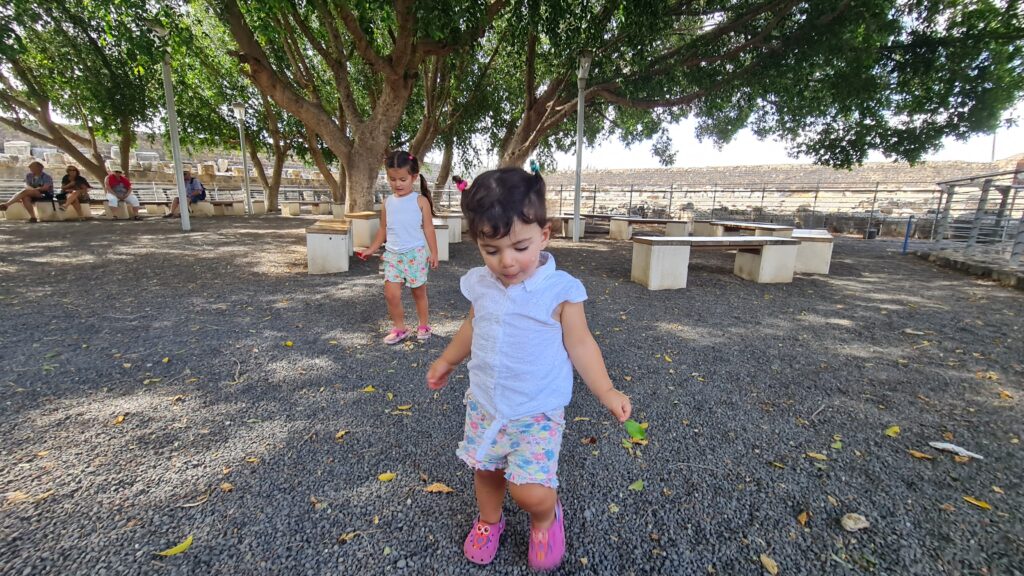 Apenas duas mochileirinhas andando onde Jesus andou: ruínas da cidade de Cafarnaum!