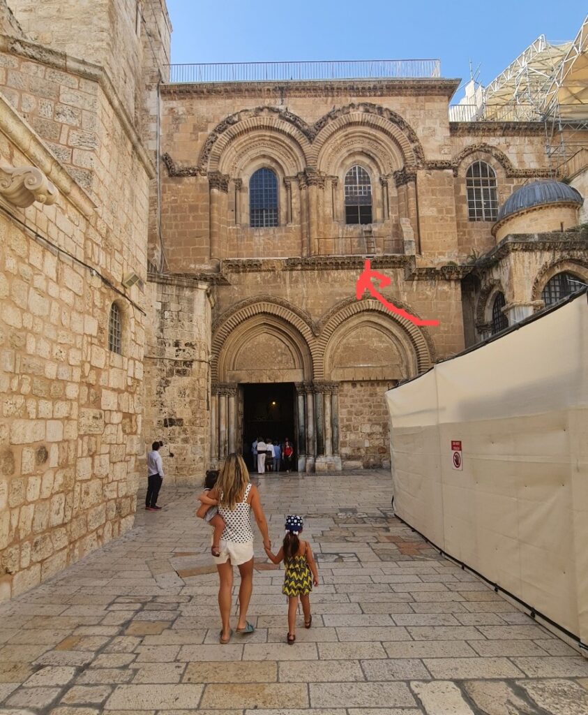 A enigmática escada de madeira da Igreja do Santo Sepulcro em Jerusalém.