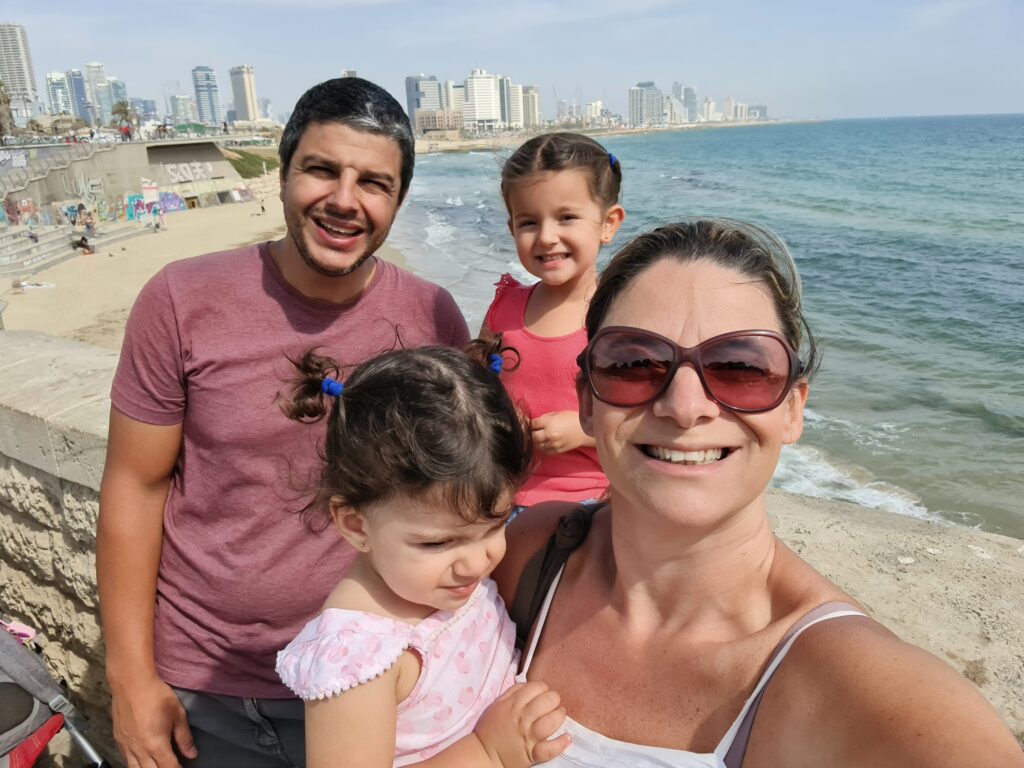 Uma família feliz na orla de Tel Aviv, Israel