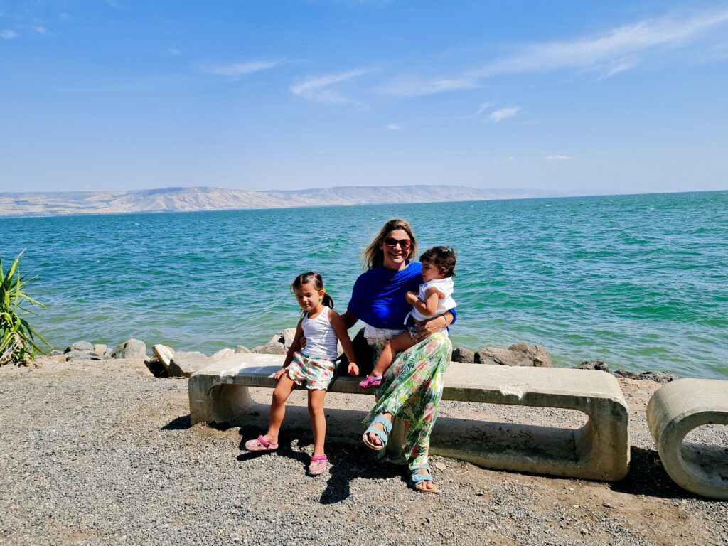 Uma emoção chamada "conhecer o Mar da Galileia". E com nossas filhas!