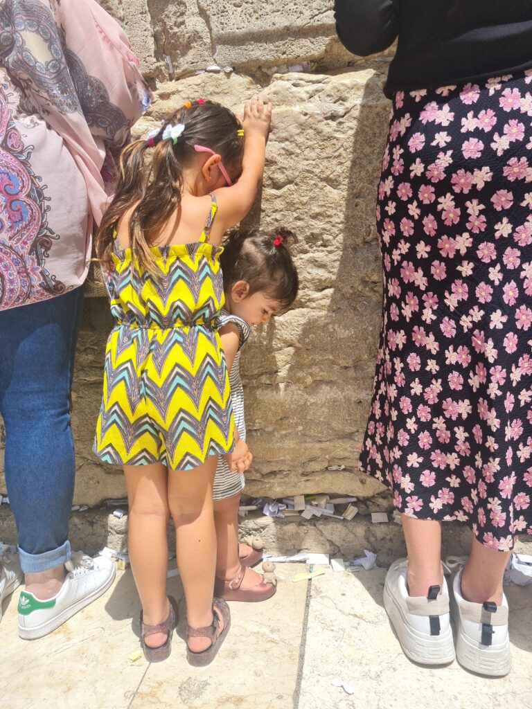 Minhas mochileirinhas observando a quantidade de mensagens e notas deixadas no Muro das Lamentações em Jerusalém.