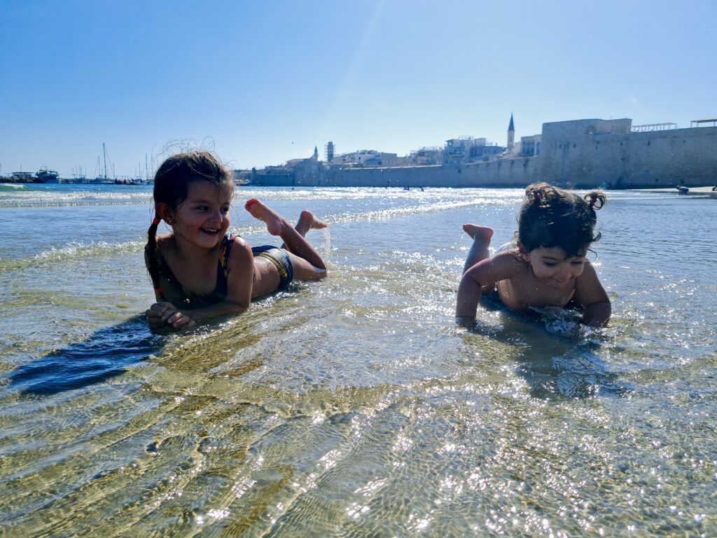 Depois de muitas andanças e explorações, nada melhor do que curtir uma praia na cidade medieval de Akko, Israel.