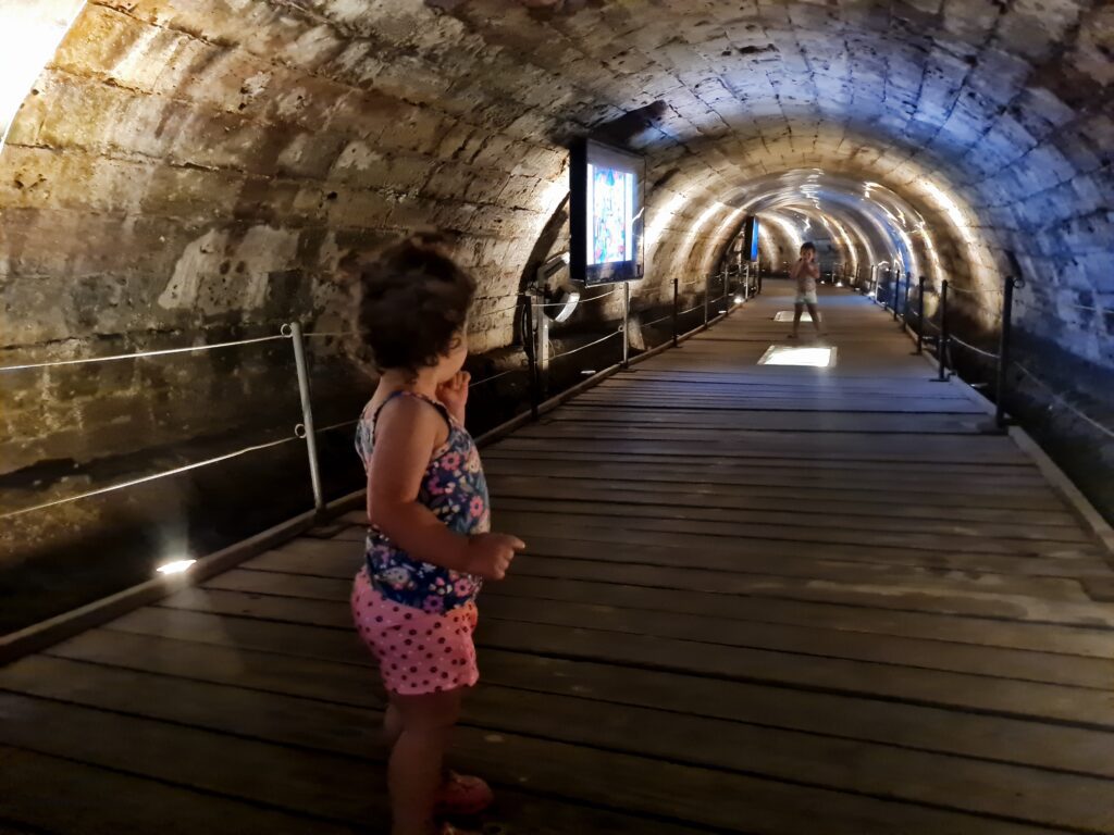 Mochileirinhas explorando os túneis imensos dos cavaleiros Templários em Akko, Israel