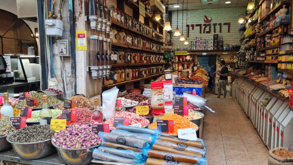 Um mundo de cheiros, cores e sabores no Mahaneh Yehudah Market, em Jerusalém Ocidental
