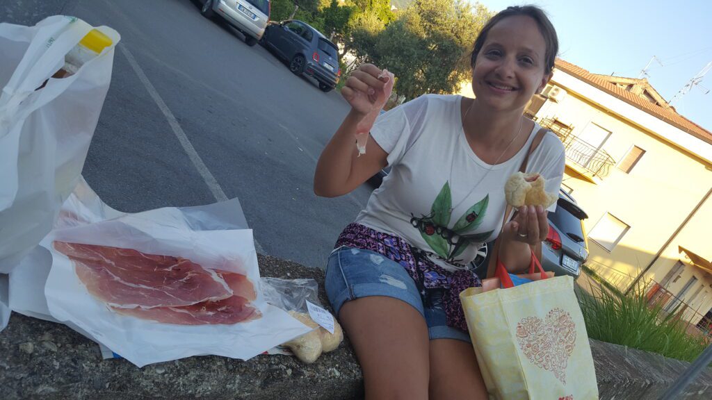 Comendo prosciutto na Calábria como se fosse banana no Brasil - Ted e Talita