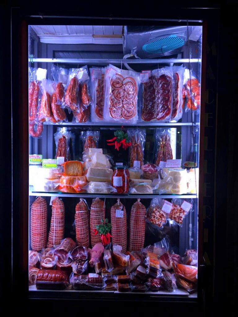 Seção de embutidos nos supermercados da Calábria - Talita e Ted