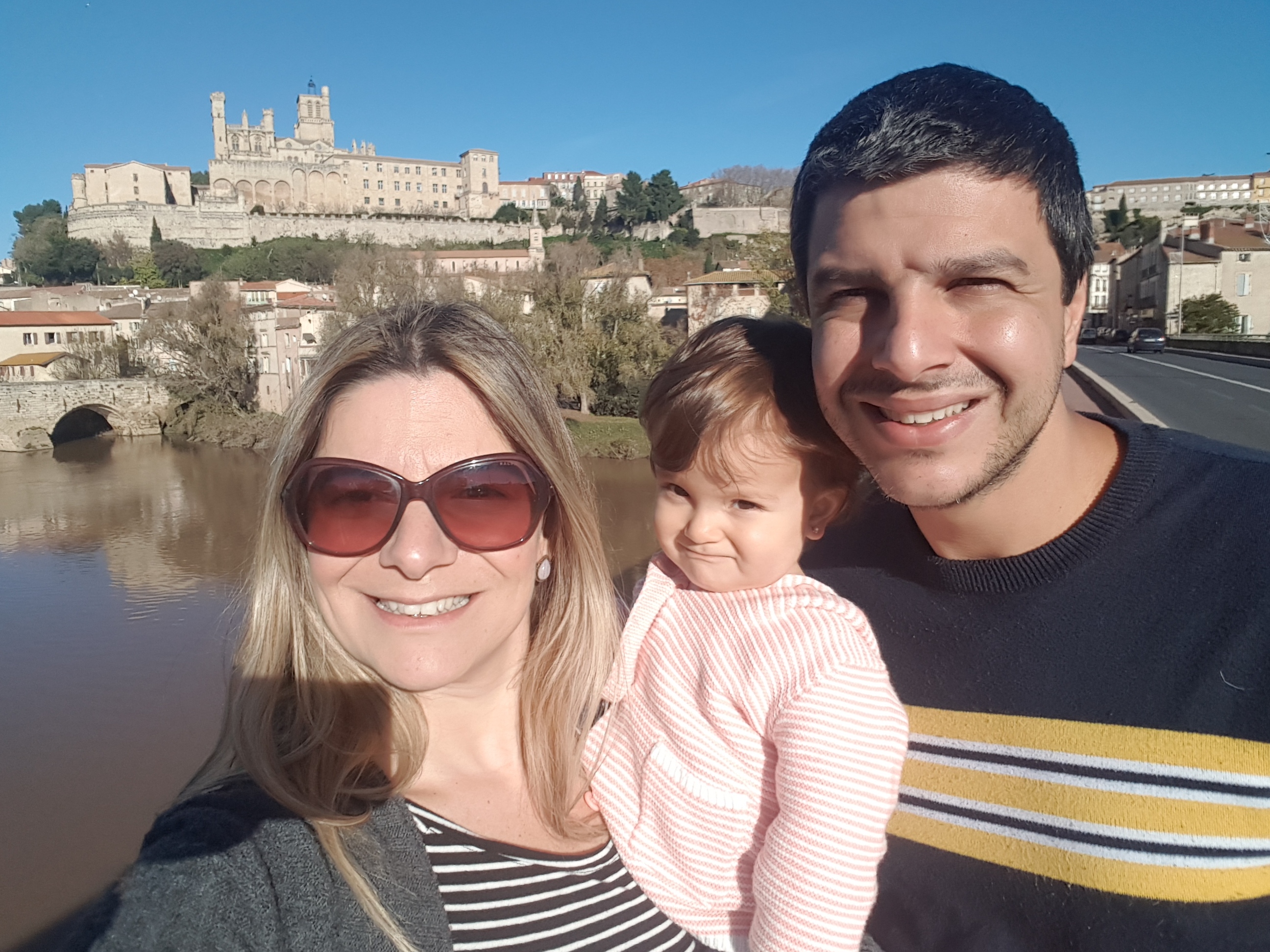 Família aproveitando um dia de outono em Béziers na França