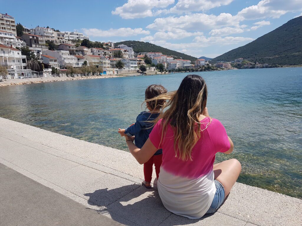 Apreciando a cultura e paisagem da Bósnia com nossa mochileirinha