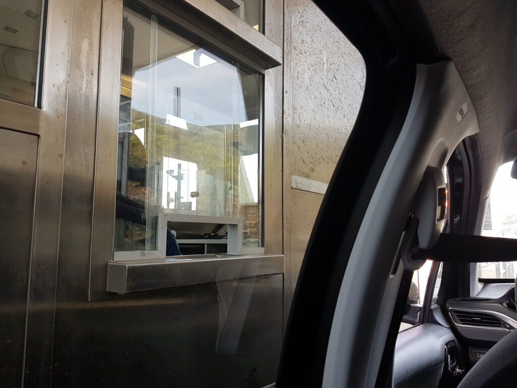 Cabine cobrança de pedágio no Kosovo