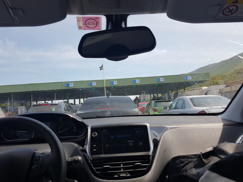 Cruzando a fronteira entre Albânia e Kosovo