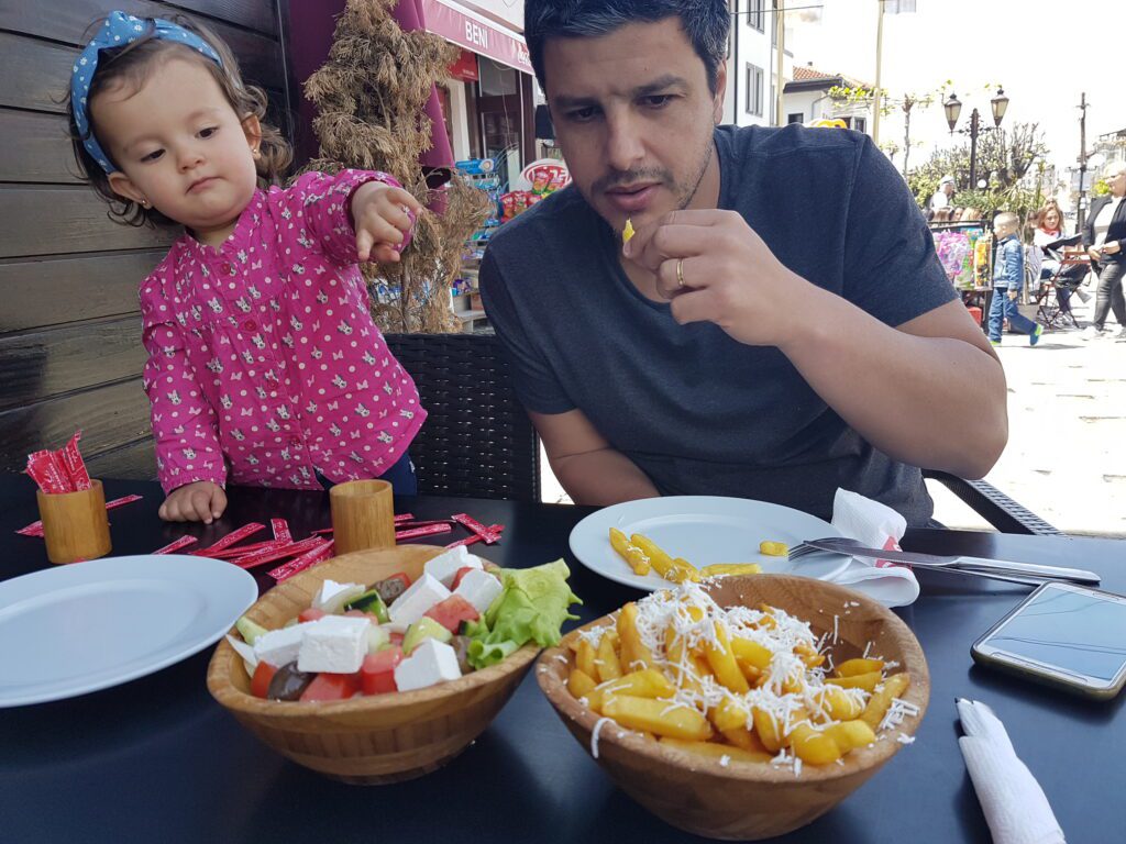 Provando uma das comidas típicas do Kosovo: a salada shopska