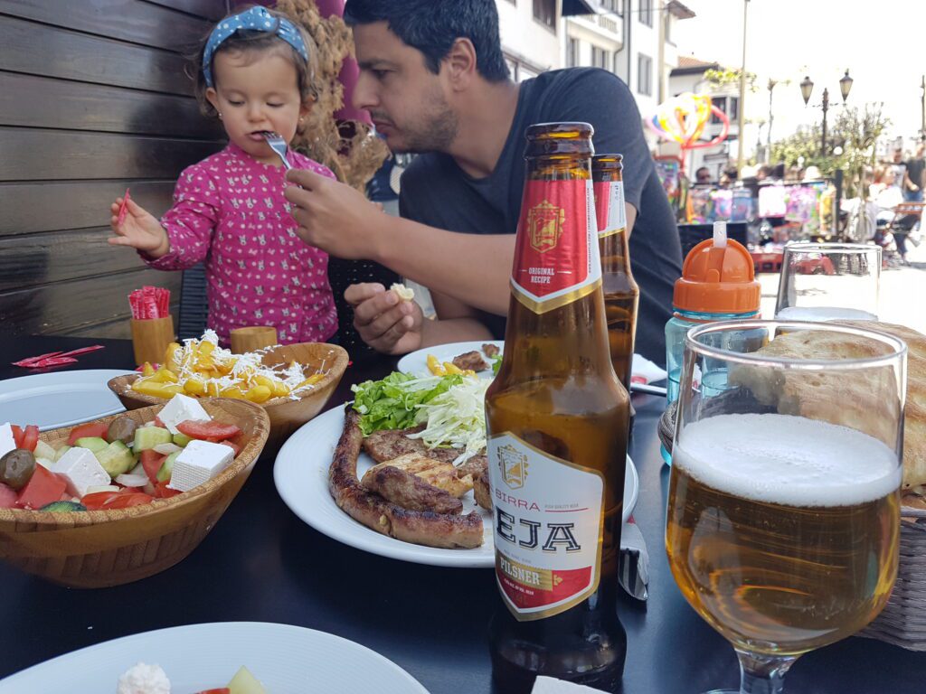 Provando as comidas típicas do Kosovo (e sua cerveja) em Prizren