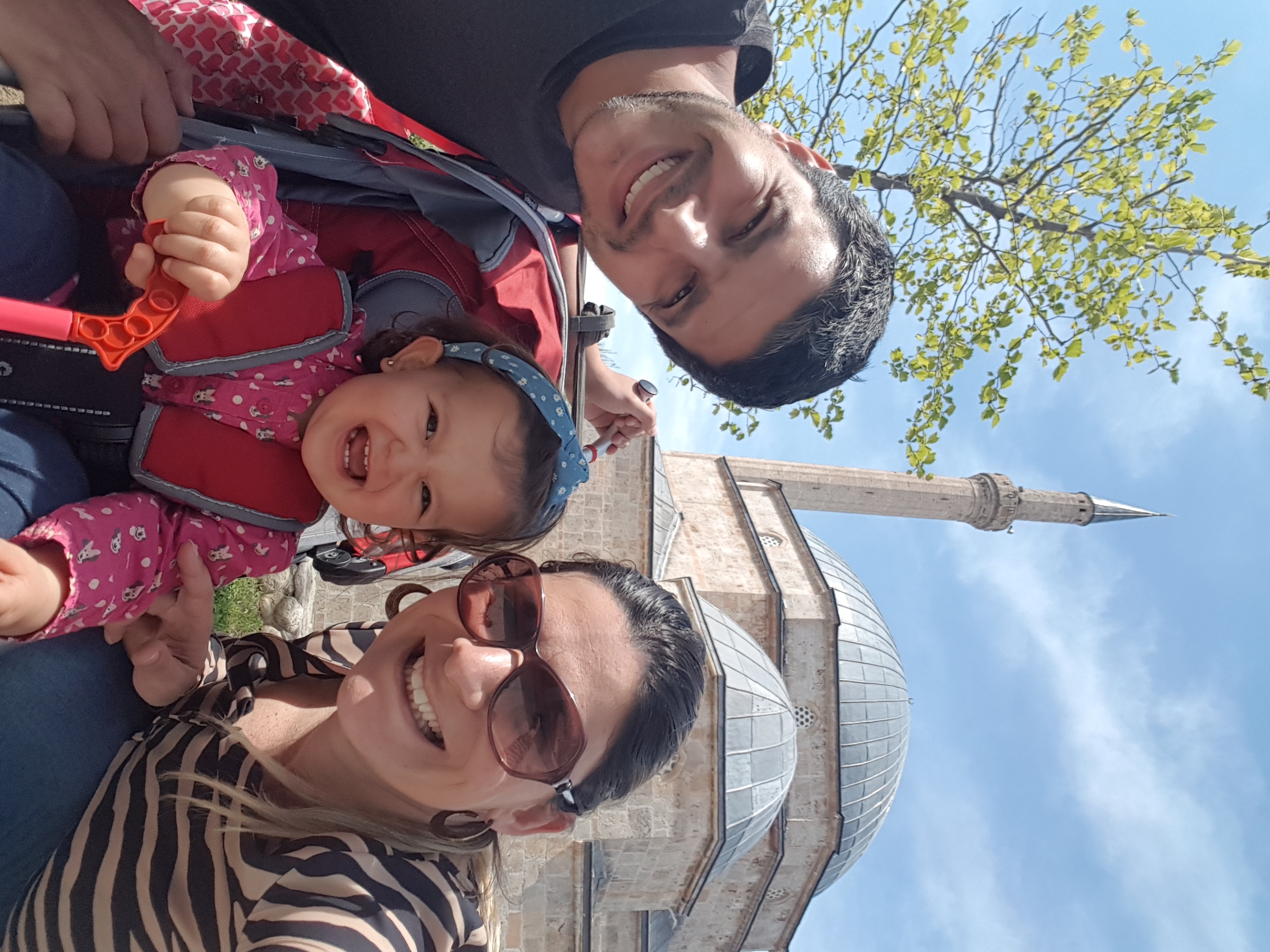 Família explorando a cidade medieval de Prizren no Kosovo