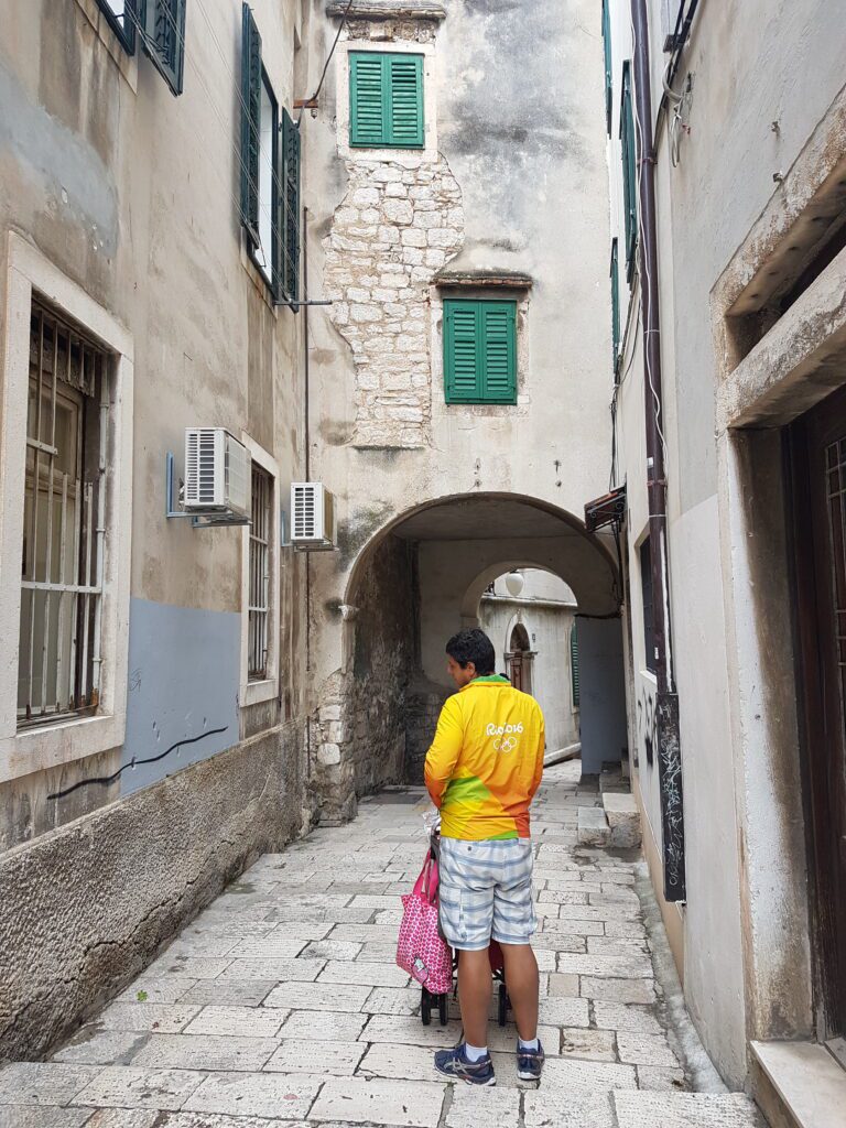 Explorando as ruas de Sibenik na Croácia