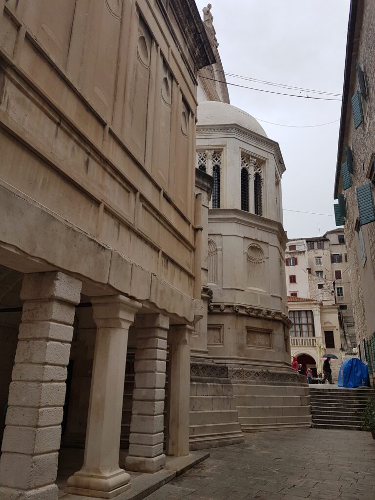 As ruas da Cidade Antiga de Sibenik na Croácia