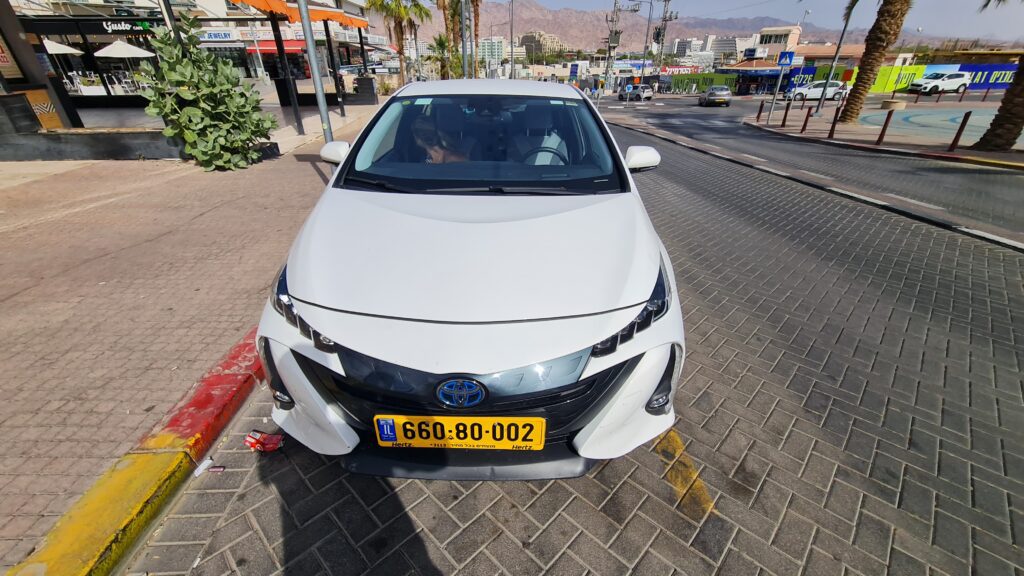 Mesmo processo de inspeção em Israel: identificando todo e qualquer dano, mesmo arranhões "pequenos", para serem anotados na ficha de controle