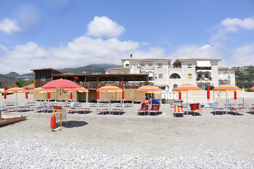 Guarda-sol e espreguiçadeira disponíveis para aluguel em Marina de Fuscaldo - Talita e Ted