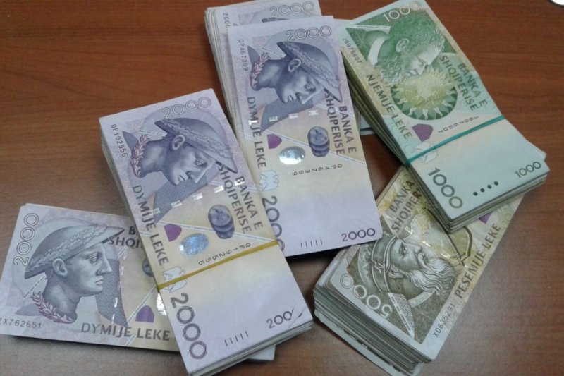 A moeda albanesa só pode ser comprada na Albania - Albanian Daily News