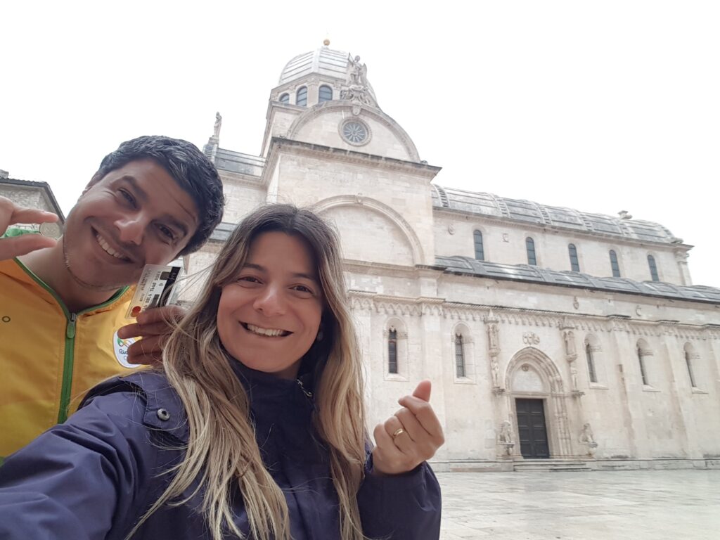 Enquanto a filha dorme, a gente tenta a sorte pra pedir um empréstimo no Banco de Braavos em Sibenik!