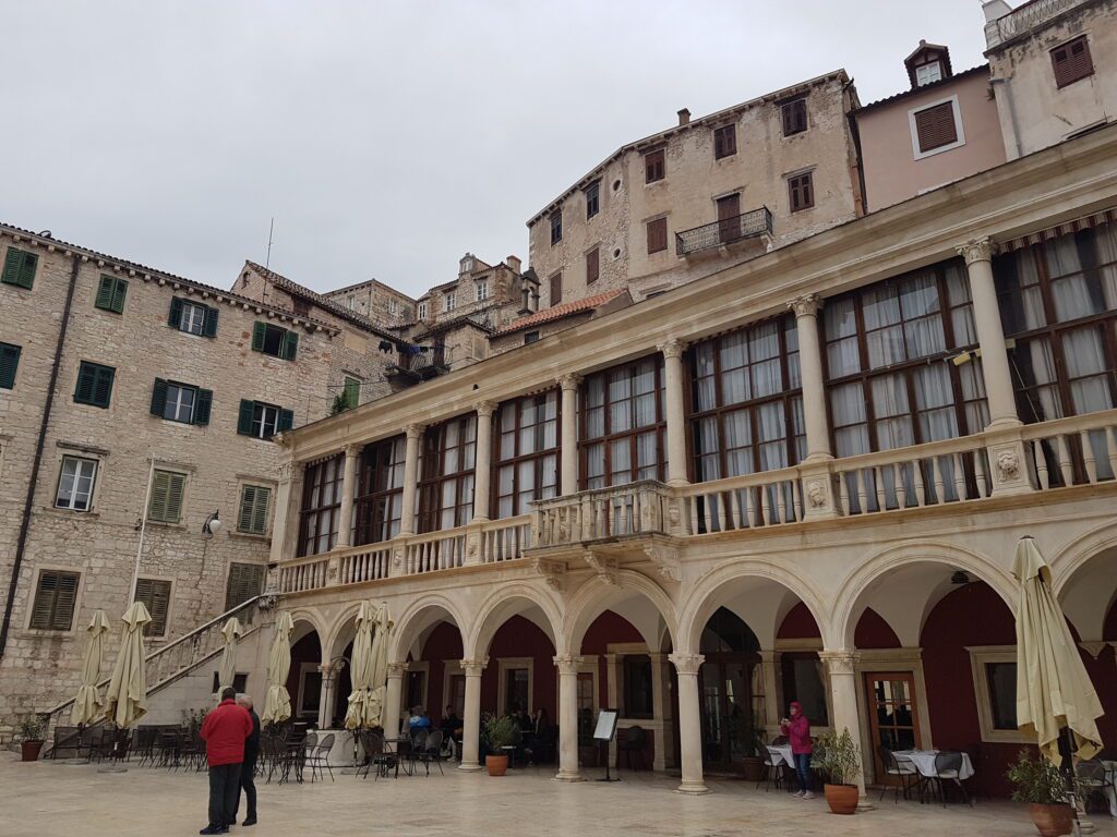 Atenção pra aquela escada ali no canto esquerdo: onde Arya ficou à espreita!