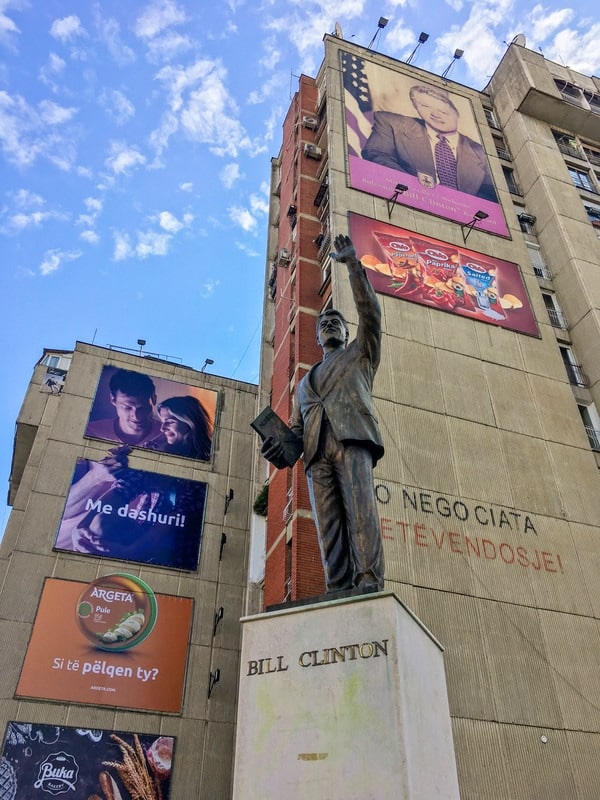 Bill Clinton Street em Pristina - Wanderlustingk